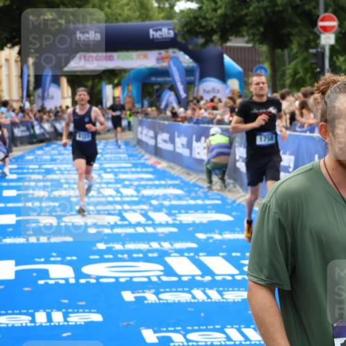 29.06.2025 - hella hamburg halbmarathon Zöllner http://msf.ph/oto/8179833 29.06.2025 10:30:16 Ziel 1758, 8323, 12691 meine-sportfotos.de