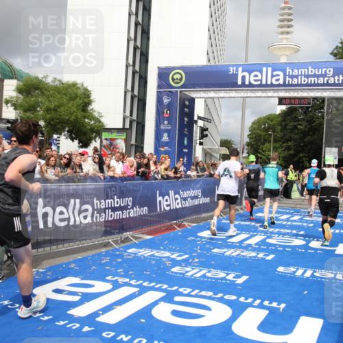 29.06.2025 - hella hamburg halbmarathon Michael Strokosch http://msf.ph/oto/8179837 29.06.2025 10:40:09 Ziel 2826, 5007, 5050, 5508, 6080, 8933, 12091, 13514, 15424, 17973 meine-sportfotos.de