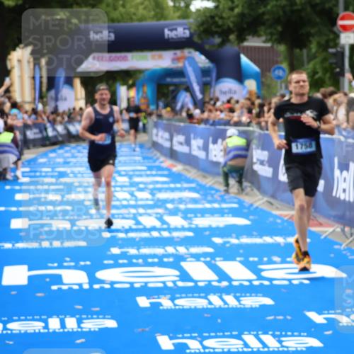 29.06.2025 - hella hamburg halbmarathon Zöllner http://msf.ph/oto/8179838 29.06.2025 10:30:16 Ziel 1758, 8323, 12691 meine-sportfotos.de
