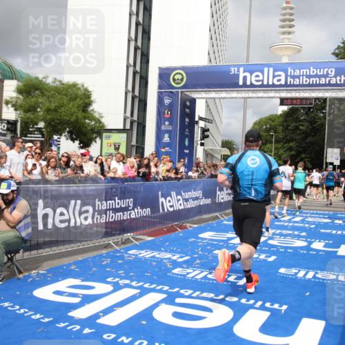29.06.2025 - hella hamburg halbmarathon Michael Strokosch http://msf.ph/oto/8179858 29.06.2025 10:40:10 Ziel 2826, 5007, 5050, 5508, 5916, 6080, 7495, 8933, 12091, 13514, 15424, 17973 meine-sportfotos.de
