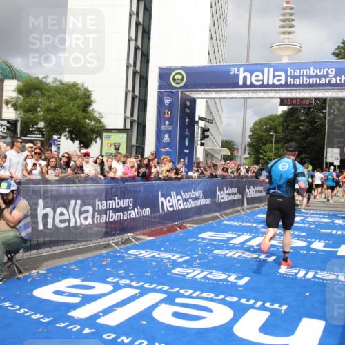29.06.2025 - hella hamburg halbmarathon Michael Strokosch http://msf.ph/oto/8179874 29.06.2025 10:40:11 Ziel 2826, 4381, 5007, 5050, 5508, 5916, 6080, 7495, 8933, 12091, 13514, 15424, 17973 meine-sportfotos.de