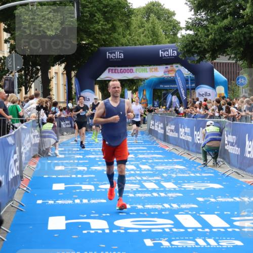 29.06.2025 - hella hamburg halbmarathon Zöllner http://msf.ph/oto/8179907 29.06.2025 10:30:34 Ziel 2460, 3845, 7231, 8318, 11413, 12049, 15253, 16713 meine-sportfotos.de