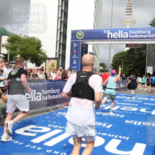 29.06.2025 - hella hamburg halbmarathon Michael Strokosch http://msf.ph/oto/8179934 29.06.2025 10:40:14 Ziel 3547, 4381, 5007, 5409, 5410, 5508, 5916, 7495, 8465, 8933, 10968, 11731, 12704, 13667, 15424, 18979 meine-sportfotos.de