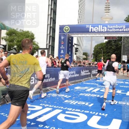 29.06.2025 - hella hamburg halbmarathon Michael Strokosch http://msf.ph/oto/8179943 29.06.2025 10:40:15 Ziel 3547, 4381, 5007, 5409, 5410, 5508, 5916, 7495, 8465, 8933, 10968, 11731, 12704, 13667, 15424, 18614, 18979 meine-sportfotos.de
