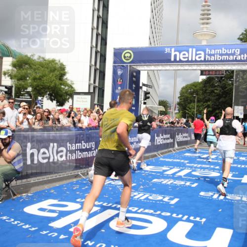 29.06.2025 - hella hamburg halbmarathon Michael Strokosch http://msf.ph/oto/8179958 29.06.2025 10:40:16 Ziel 3547, 4381, 5007, 5409, 5410, 5508, 5803, 5916, 7495, 8465, 8933, 10968, 11731, 12704, 13667, 14699, 18614, 18979 meine-sportfotos.de