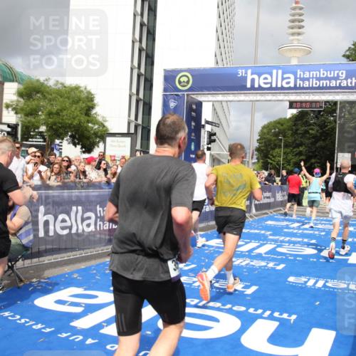 29.06.2025 - hella hamburg halbmarathon Michael Strokosch http://msf.ph/oto/8179977 29.06.2025 10:40:16 Ziel 3547, 4381, 5007, 5409, 5410, 5508, 5803, 5916, 7495, 8465, 8933, 10968, 11731, 12704, 13667, 14699, 18614, 18979 meine-sportfotos.de