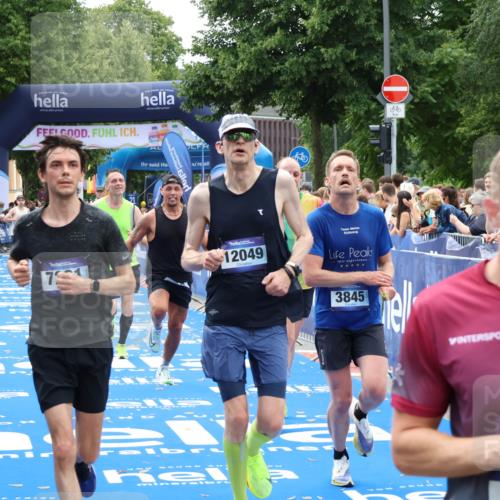 29.06.2025 - hella hamburg halbmarathon Zöllner http://msf.ph/oto/8180004 29.06.2025 10:30:41 Ziel 2460, 2851, 3845, 7231, 7481, 8318, 11413, 12049, 15253, 17322, 18235 meine-sportfotos.de