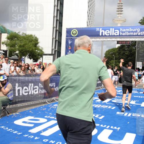 29.06.2025 - hella hamburg halbmarathon Michael Strokosch http://msf.ph/oto/8180018 29.06.2025 10:40:17 Ziel 3547, 4381, 5007, 5409, 5410, 5508, 5803, 5916, 7495, 8465, 10968, 11731, 12704, 13667, 14699, 18614, 18979 meine-sportfotos.de