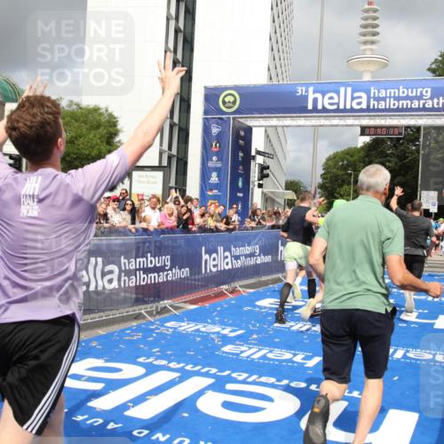 29.06.2025 - hella hamburg halbmarathon Michael Strokosch http://msf.ph/oto/8180027 29.06.2025 10:40:18 Ziel 3547, 4381, 5007, 5409, 5410, 5508, 5803, 5916, 7495, 8465, 10968, 11731, 12704, 13667, 14699, 18614, 18979 meine-sportfotos.de