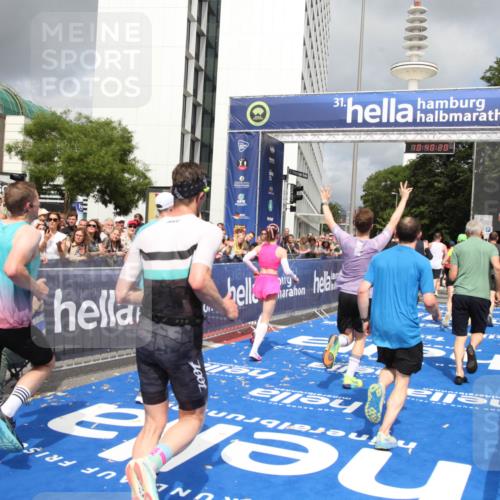29.06.2025 - hella hamburg halbmarathon Michael Strokosch http://msf.ph/oto/8180045 29.06.2025 10:40:19 Ziel 3547, 4381, 5409, 5410, 5803, 5916, 7495, 8465, 10968, 11731, 12704, 13667, 14699, 18614, 18979 meine-sportfotos.de