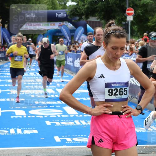 29.06.2025 - hella hamburg halbmarathon Zöllner http://msf.ph/oto/8180066 29.06.2025 10:39:44 Ziel 1358, 4398, 4888, 11284, 11806, 13190, 14077, 15094, 15435, 16580, 16761, 17005, 17360, 17425, 17792, 18013, 18154 meine-sportfotos.de