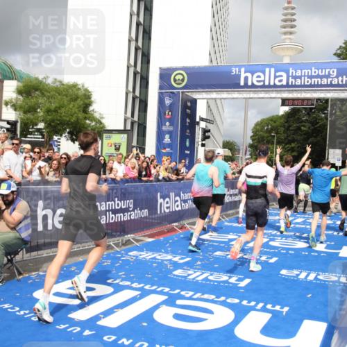 29.06.2025 - hella hamburg halbmarathon Michael Strokosch http://msf.ph/oto/8180079 29.06.2025 10:40:20 Ziel 3547, 4381, 5409, 5410, 5803, 8465, 10968, 11731, 12704, 13667, 14699, 18614, 18979 meine-sportfotos.de