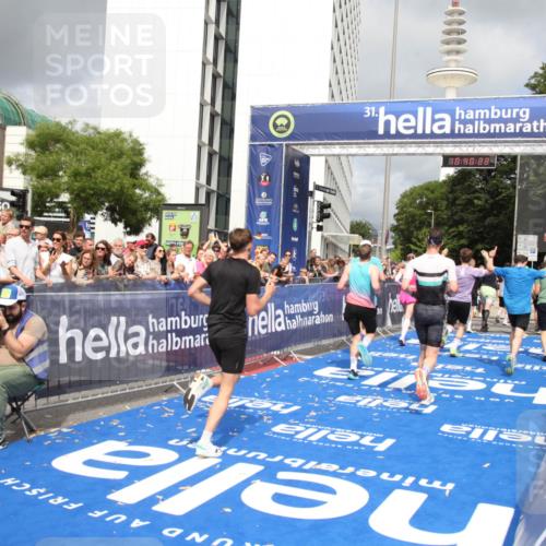 29.06.2025 - hella hamburg halbmarathon Michael Strokosch http://msf.ph/oto/8180098 29.06.2025 10:40:20 Ziel 3547, 4381, 5409, 5410, 5803, 8465, 10968, 11731, 12704, 13667, 14699, 18614, 18979 meine-sportfotos.de