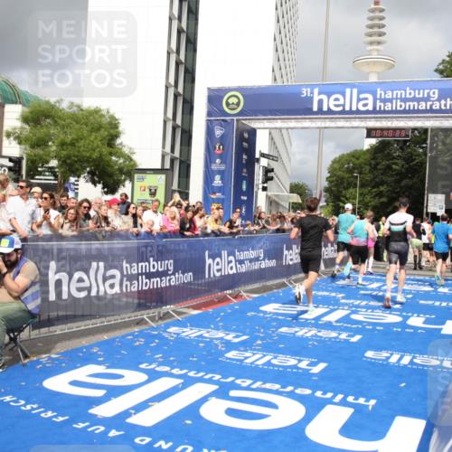 29.06.2025 - hella hamburg halbmarathon Michael Strokosch http://msf.ph/oto/8180109 29.06.2025 10:40:21 Ziel 3547, 5409, 5410, 5803, 8465, 10968, 11731, 12704, 13667, 14699, 18614, 18979 meine-sportfotos.de
