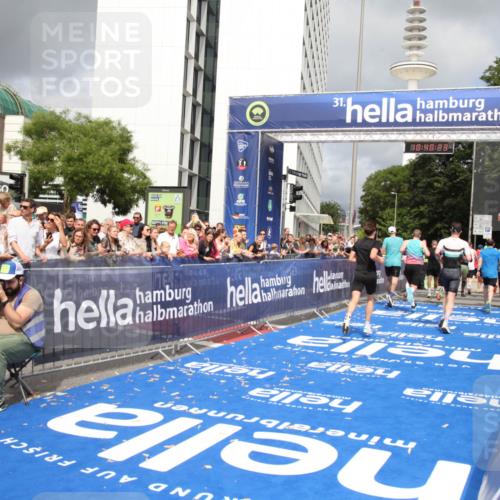 29.06.2025 - hella hamburg halbmarathon Michael Strokosch http://msf.ph/oto/8180115 29.06.2025 10:40:22 Ziel 3547, 5410, 5803, 8370, 8465, 10968, 11731, 12704, 14699, 18614 meine-sportfotos.de