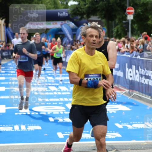 29.06.2025 - hella hamburg halbmarathon Zöllner http://msf.ph/oto/8180120 29.06.2025 10:39:46 Ziel 1358, 4398, 4888, 11284, 13190, 14204, 15094, 15435, 15744, 16580, 16761, 17005, 17425, 17792, 18013 meine-sportfotos.de