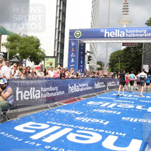 29.06.2025 - hella hamburg halbmarathon Michael Strokosch http://msf.ph/oto/8180121 29.06.2025 10:40:23 Ziel 5410, 5803, 8370, 8465, 12704, 14699, 17916, 18614 meine-sportfotos.de