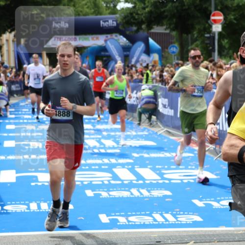 29.06.2025 - hella hamburg halbmarathon Zöllner http://msf.ph/oto/8180136 29.06.2025 10:39:47 Ziel 1358, 1975, 4398, 4888, 13190, 14204, 15435, 15744, 16580, 16761, 17005, 17425, 17792, 18013 meine-sportfotos.de