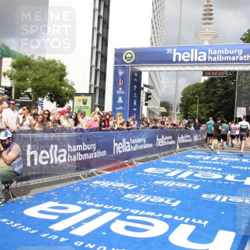 29.06.2025 - hella hamburg halbmarathon Michael Strokosch http://msf.ph/oto/8180142 29.06.2025 10:40:23 Ziel 5410, 5803, 8370, 8465, 12704, 14699, 17916, 18614 meine-sportfotos.de