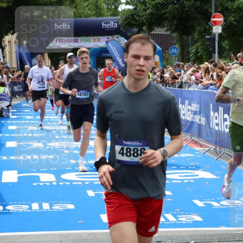 29.06.2025 - hella hamburg halbmarathon Zöllner http://msf.ph/oto/8180150 29.06.2025 10:39:47 Ziel 1358, 1975, 4398, 4888, 13190, 14204, 15435, 15744, 16580, 16761, 17005, 17425, 17792, 18013 meine-sportfotos.de