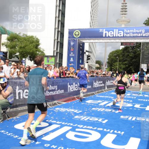 29.06.2025 - hella hamburg halbmarathon Michael Strokosch http://msf.ph/oto/8180153 29.06.2025 10:40:29 Ziel 6649, 8370, 14924, 15247, 17245, 17916 meine-sportfotos.de