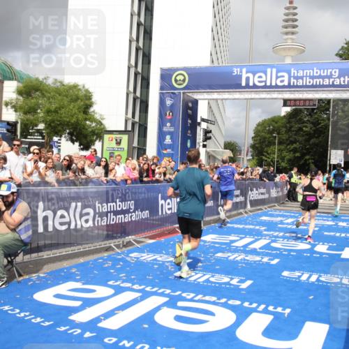 29.06.2025 - hella hamburg halbmarathon Michael Strokosch http://msf.ph/oto/8180161 29.06.2025 10:40:29 Ziel 6649, 8370, 14924, 15247, 17245, 17916 meine-sportfotos.de