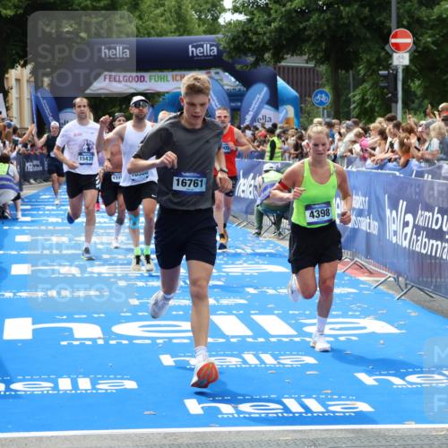29.06.2025 - hella hamburg halbmarathon Zöllner http://msf.ph/oto/8180165 29.06.2025 10:39:48 Ziel 1358, 1975, 4398, 13190, 14204, 15435, 15744, 16580, 16761, 17005, 17792, 18013 meine-sportfotos.de