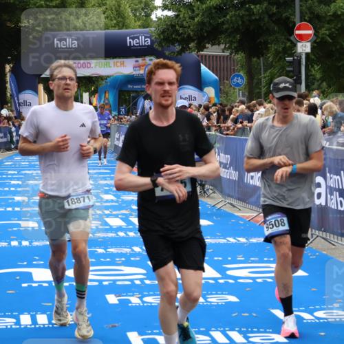 29.06.2025 - hella hamburg halbmarathon Zöllner http://msf.ph/oto/8180166 29.06.2025 10:30:54 Ziel 3379, 7055, 7880, 9381, 9508, 18871 meine-sportfotos.de