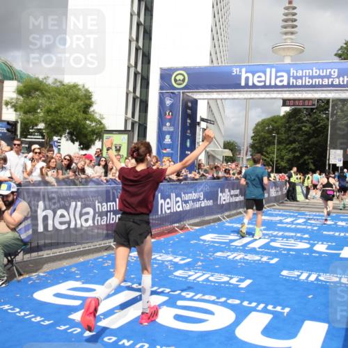 29.06.2025 - hella hamburg halbmarathon Michael Strokosch http://msf.ph/oto/8180179 29.06.2025 10:40:30 Ziel 6649, 8370, 8966, 10978, 14924, 15247, 17245, 17916 meine-sportfotos.de