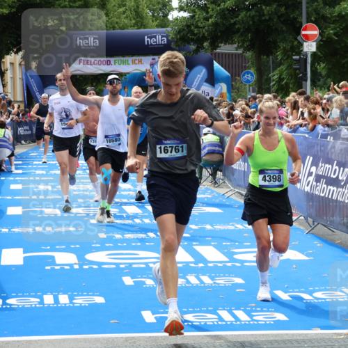 29.06.2025 - hella hamburg halbmarathon Zöllner http://msf.ph/oto/8180183 29.06.2025 10:39:48 Ziel 1358, 1975, 4398, 13190, 14204, 15435, 15744, 16580, 16761, 17005, 17792, 18013 meine-sportfotos.de