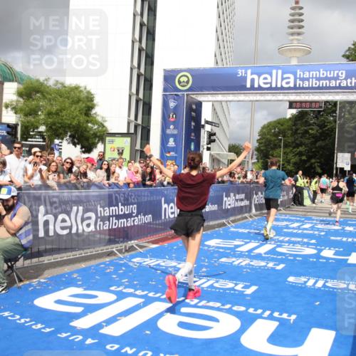 29.06.2025 - hella hamburg halbmarathon Michael Strokosch http://msf.ph/oto/8180195 29.06.2025 10:40:31 Ziel 6649, 7284, 8370, 8966, 10978, 12540, 14924, 15247, 17214, 17245, 17916 meine-sportfotos.de
