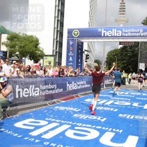 29.06.2025 - hella hamburg halbmarathon Michael Strokosch http://msf.ph/oto/8180200 29.06.2025 10:40:31 Ziel 6649, 7284, 8370, 8966, 10978, 12540, 14924, 15247, 17214, 17245, 17916 meine-sportfotos.de