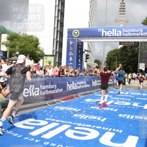 29.06.2025 - hella hamburg halbmarathon Michael Strokosch http://msf.ph/oto/8180202 29.06.2025 10:40:32 Ziel 6649, 7284, 8966, 10978, 11767, 12540, 14924, 15164, 15247, 17214, 17245, 17916 meine-sportfotos.de