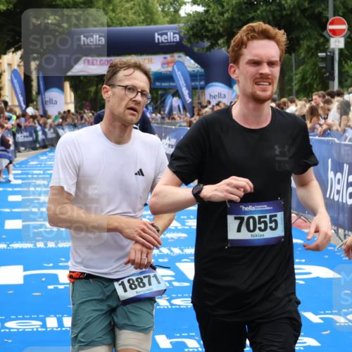29.06.2025 - hella hamburg halbmarathon Zöllner http://msf.ph/oto/8180206 29.06.2025 10:30:55 Ziel 3379, 7880, 9381, 9508, 18871 meine-sportfotos.de
