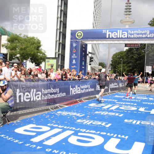 29.06.2025 - hella hamburg halbmarathon Michael Strokosch http://msf.ph/oto/8180219 29.06.2025 10:40:33 Ziel 6649, 7284, 8966, 10978, 11767, 12365, 12540, 14924, 15164, 15247, 17214, 17245, 18192 meine-sportfotos.de