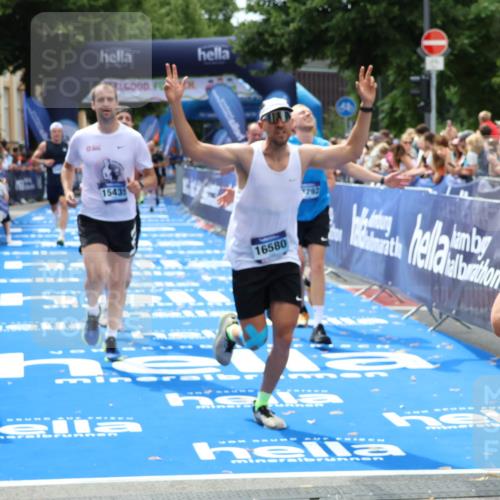 29.06.2025 - hella hamburg halbmarathon Zöllner http://msf.ph/oto/8180226 29.06.2025 10:39:50 Ziel 1975, 2525, 2573, 13190, 14204, 15435, 15744, 16580, 17005, 17792, 18013 meine-sportfotos.de