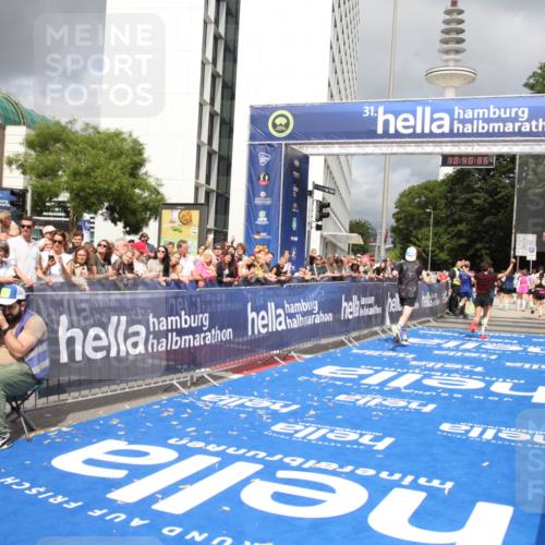 29.06.2025 - hella hamburg halbmarathon Michael Strokosch http://msf.ph/oto/8180228 29.06.2025 10:40:34 Ziel 6649, 7284, 8966, 10978, 11767, 12365, 12540, 14924, 15164, 15247, 17214, 18192 meine-sportfotos.de