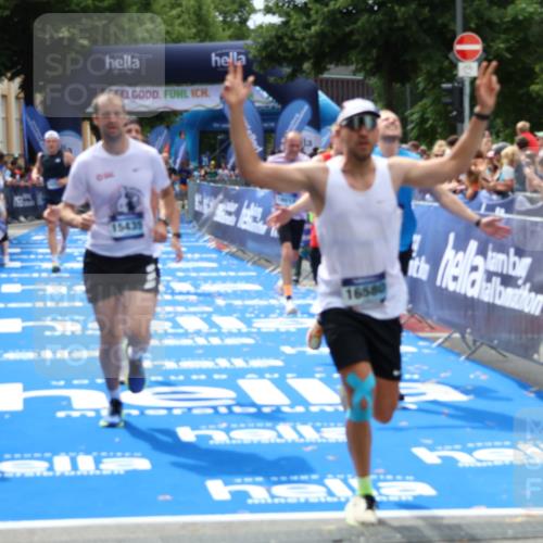 29.06.2025 - hella hamburg halbmarathon Zöllner http://msf.ph/oto/8180231 29.06.2025 10:39:50 Ziel 1975, 2525, 2573, 13190, 14204, 15435, 15744, 16580, 17005, 17792, 18013 meine-sportfotos.de