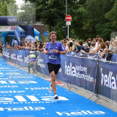 29.06.2025 - hella hamburg halbmarathon Zöllner http://msf.ph/oto/8180235 29.06.2025 10:30:59 Ziel 7880, 16508 meine-sportfotos.de