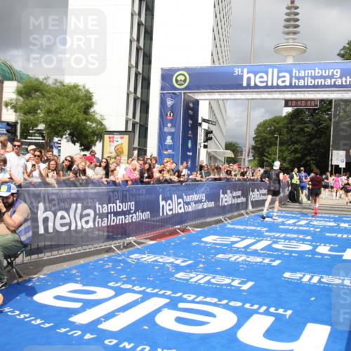 29.06.2025 - hella hamburg halbmarathon Michael Strokosch http://msf.ph/oto/8180236 29.06.2025 10:40:34 Ziel 6649, 7284, 8966, 10978, 11767, 12365, 12540, 14924, 15164, 15247, 17214, 18192 meine-sportfotos.de