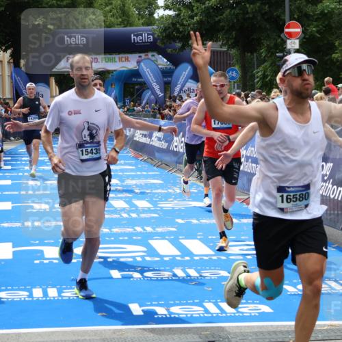 29.06.2025 - hella hamburg halbmarathon Zöllner http://msf.ph/oto/8180240 29.06.2025 10:39:50 Ziel 1975, 2525, 2573, 13190, 14204, 15435, 15744, 16580, 17005, 17792, 18013 meine-sportfotos.de