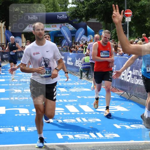 29.06.2025 - hella hamburg halbmarathon Zöllner http://msf.ph/oto/8180249 29.06.2025 10:39:51 Ziel 1975, 2525, 2573, 6149, 11714, 13190, 14204, 15435, 15744, 15813, 16580, 17005, 17792, 18013 meine-sportfotos.de