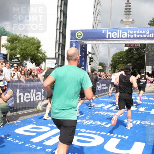 29.06.2025 - hella hamburg halbmarathon Michael Strokosch http://msf.ph/oto/8180261 29.06.2025 10:40:36 Ziel 6649, 7284, 8966, 10978, 11767, 12365, 12540, 15015, 15164, 15247, 17214, 18192 meine-sportfotos.de