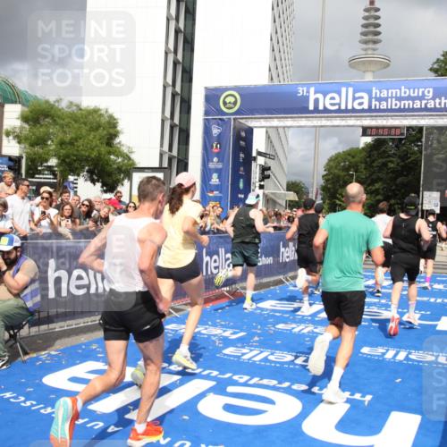 29.06.2025 - hella hamburg halbmarathon Michael Strokosch http://msf.ph/oto/8180268 29.06.2025 10:40:37 Ziel 7284, 8966, 10978, 11767, 12365, 12540, 15015, 15164, 15542, 17214, 17724, 18192 meine-sportfotos.de