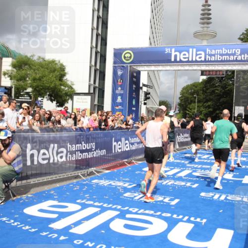 29.06.2025 - hella hamburg halbmarathon Michael Strokosch http://msf.ph/oto/8180278 29.06.2025 10:40:38 Ziel 1912, 7284, 8966, 10978, 11767, 12365, 12540, 15015, 15164, 15542, 17214, 17724, 18192 meine-sportfotos.de