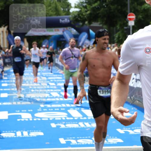 29.06.2025 - hella hamburg halbmarathon Zöllner http://msf.ph/oto/8180279 29.06.2025 10:39:52 Ziel 1975, 2525, 2563, 2573, 4766, 6149, 11714, 13190, 14204, 15744, 15813, 17005, 17792, 18013 meine-sportfotos.de