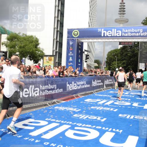 29.06.2025 - hella hamburg halbmarathon Michael Strokosch http://msf.ph/oto/8180285 29.06.2025 10:40:39 Ziel 1912, 4843, 7284, 8966, 10978, 11767, 12365, 12540, 12865, 14820, 15015, 15164, 15542, 17214, 17724, 18192, 18399 meine-sportfotos.de