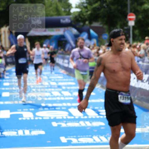 29.06.2025 - hella hamburg halbmarathon Zöllner http://msf.ph/oto/8180286 29.06.2025 10:39:52 Ziel 1975, 2525, 2563, 2573, 4766, 6149, 11714, 13190, 14204, 15744, 15813, 17005, 17792, 18013 meine-sportfotos.de