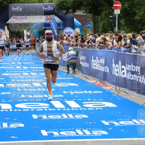 29.06.2025 - hella hamburg halbmarathon Zöllner http://msf.ph/oto/8180287 29.06.2025 10:31:05 Ziel 5826, 16508 meine-sportfotos.de