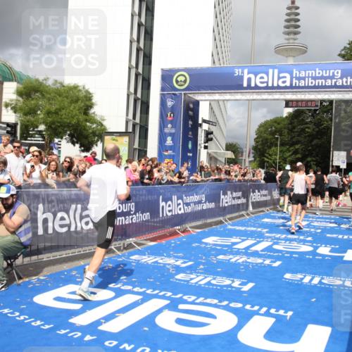 29.06.2025 - hella hamburg halbmarathon Michael Strokosch http://msf.ph/oto/8180293 29.06.2025 10:40:39 Ziel 1912, 4843, 7284, 8966, 10978, 11767, 12365, 12540, 12865, 14820, 15015, 15164, 15542, 17214, 17724, 18192, 18399 meine-sportfotos.de